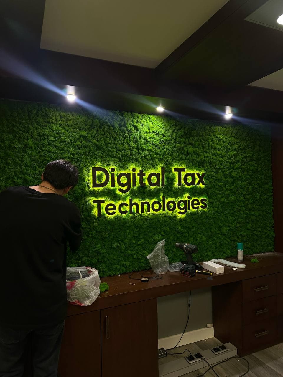 Digital Tax Technologies — вывеска в офис