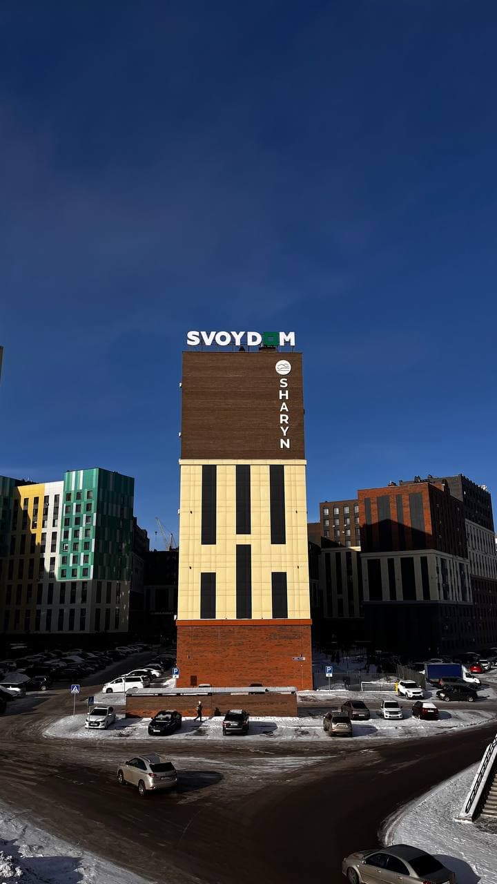 SVOYDOM — вывеска на кровле здания