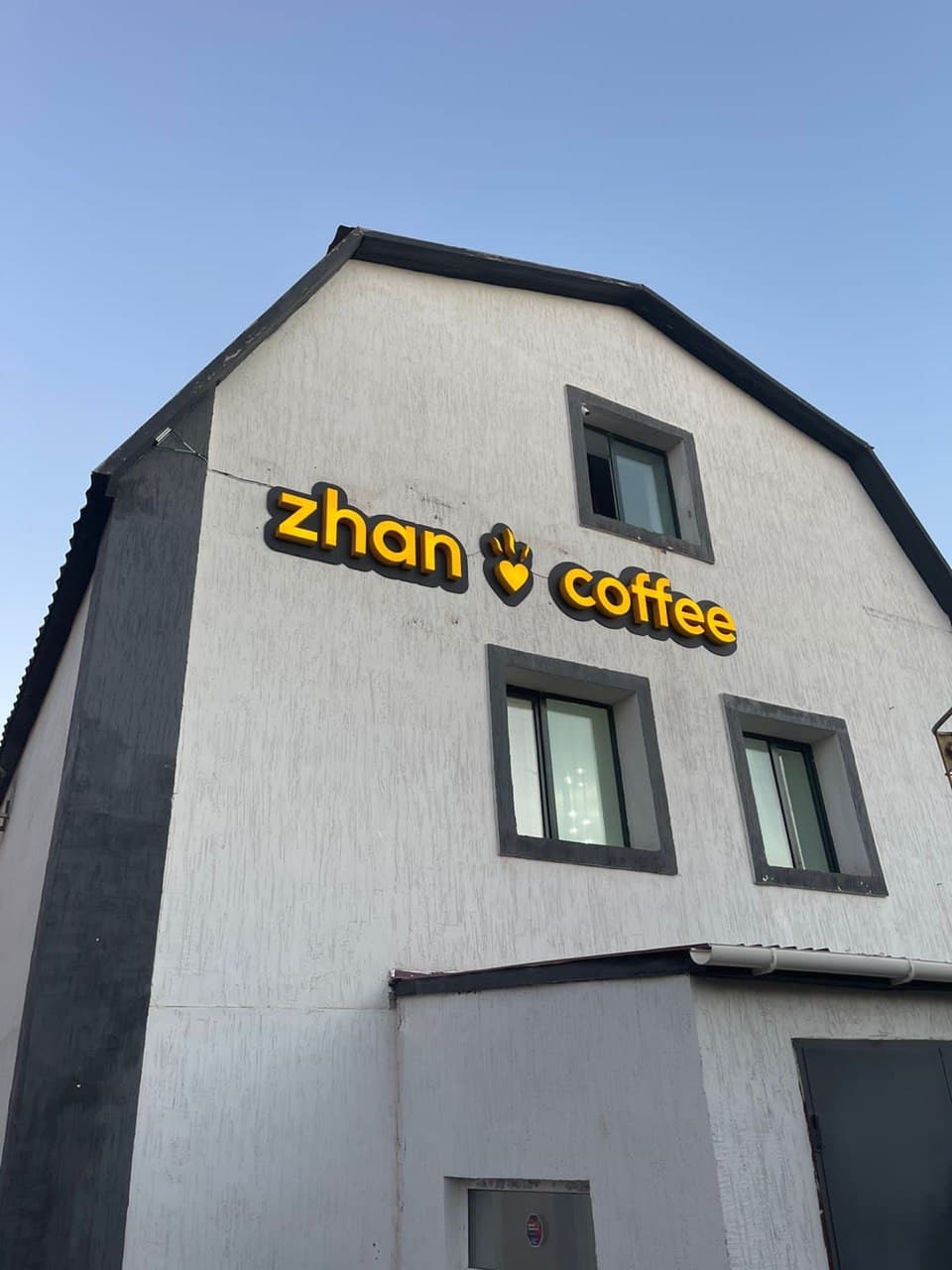 zhan coffee — объёмные буквы на фасаде